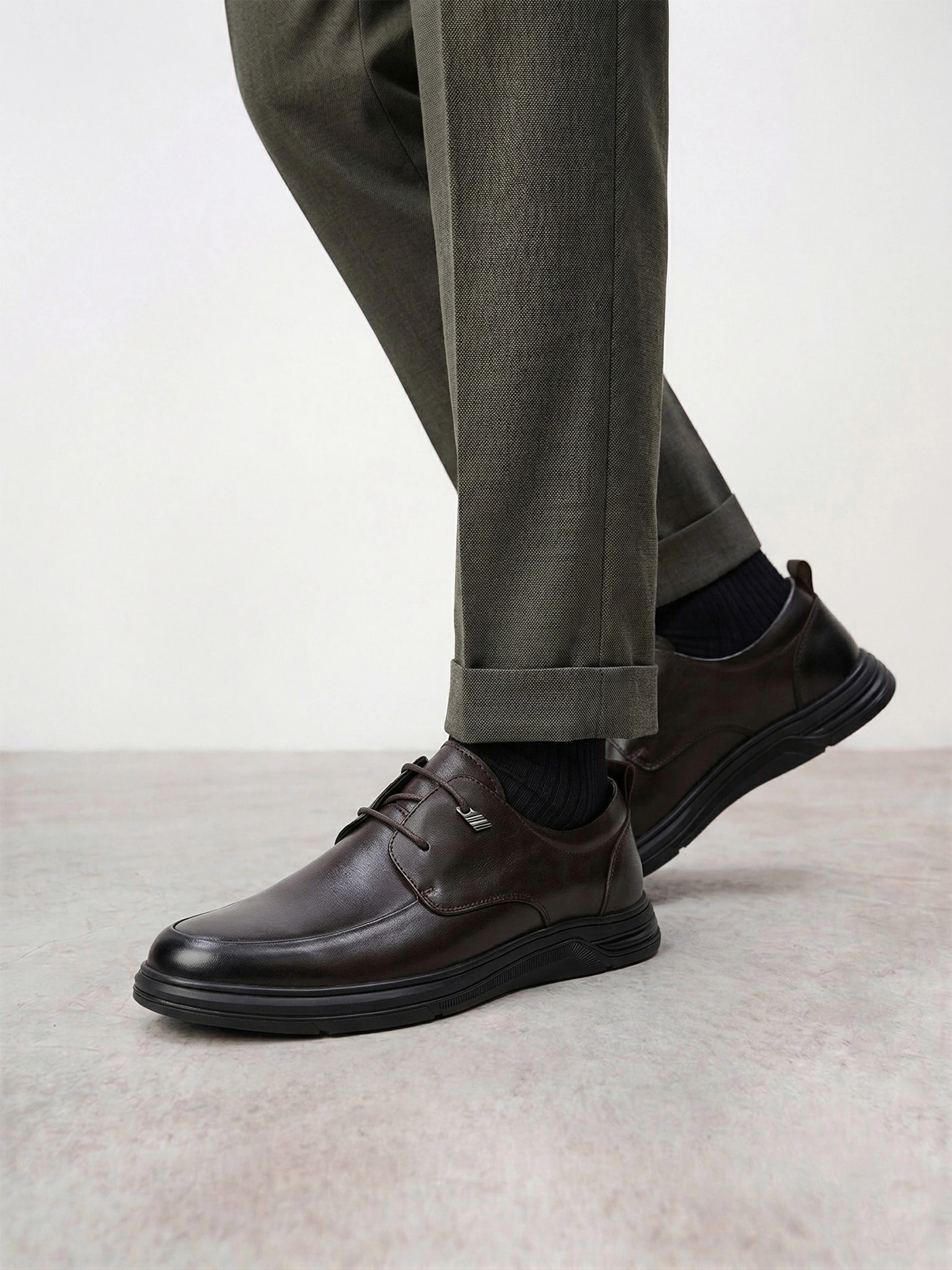 Туфли черного цвета с эластичными вставками